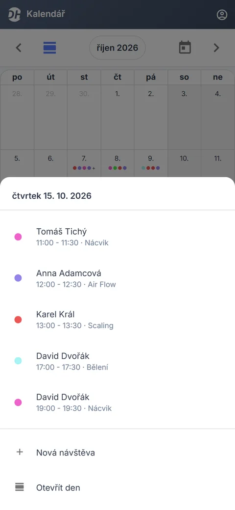 Mobilní přehled návštěv vybraného dne s časy, pacienty a typem ošetření.